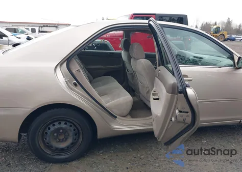 2004 Toyota Camry Le z USA, uszkodzony, nr VIN 4T1BE32K84U906837